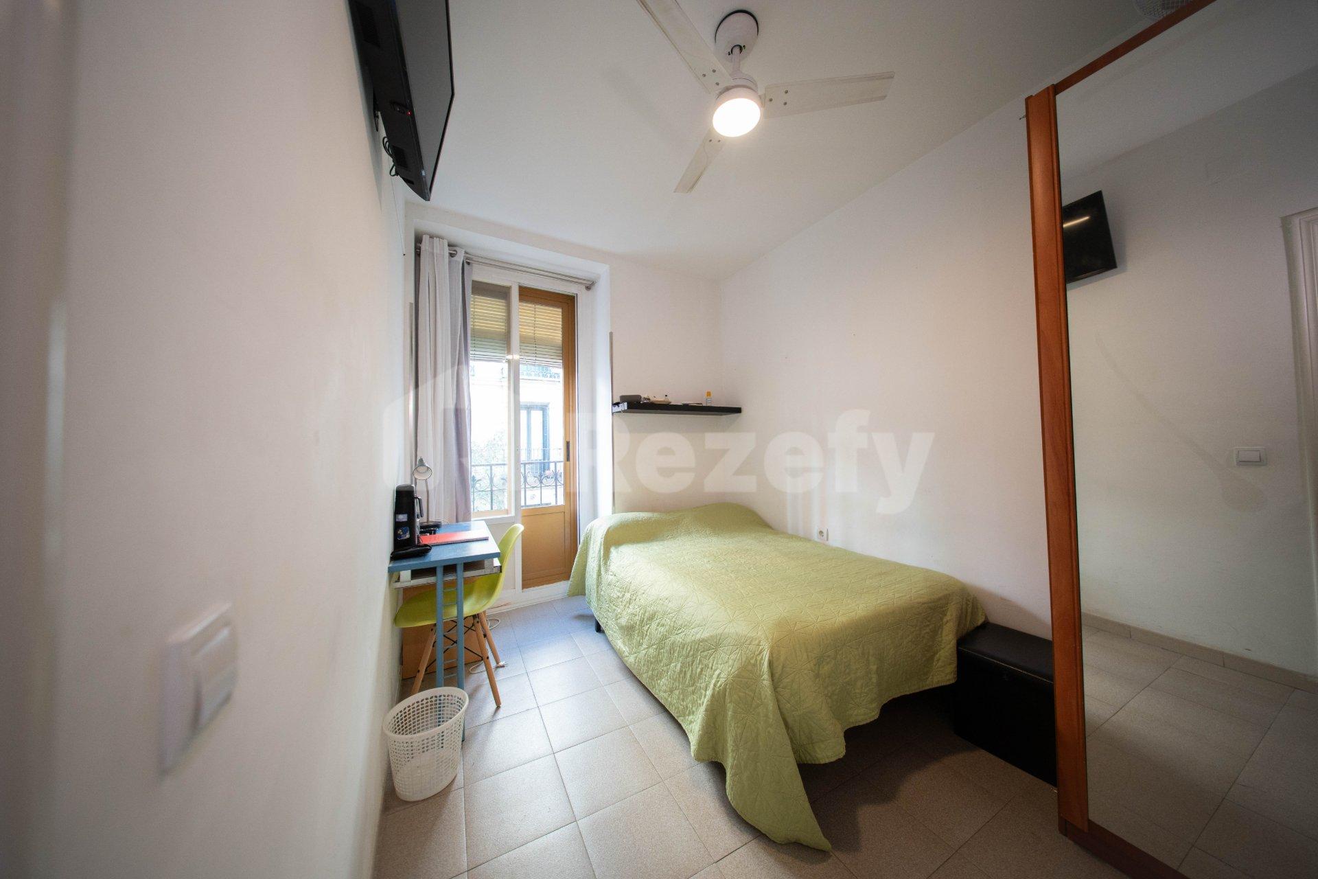 Room in 4-Bed · 2-Bath Flat in Calle Divino Pastor · Malasaña