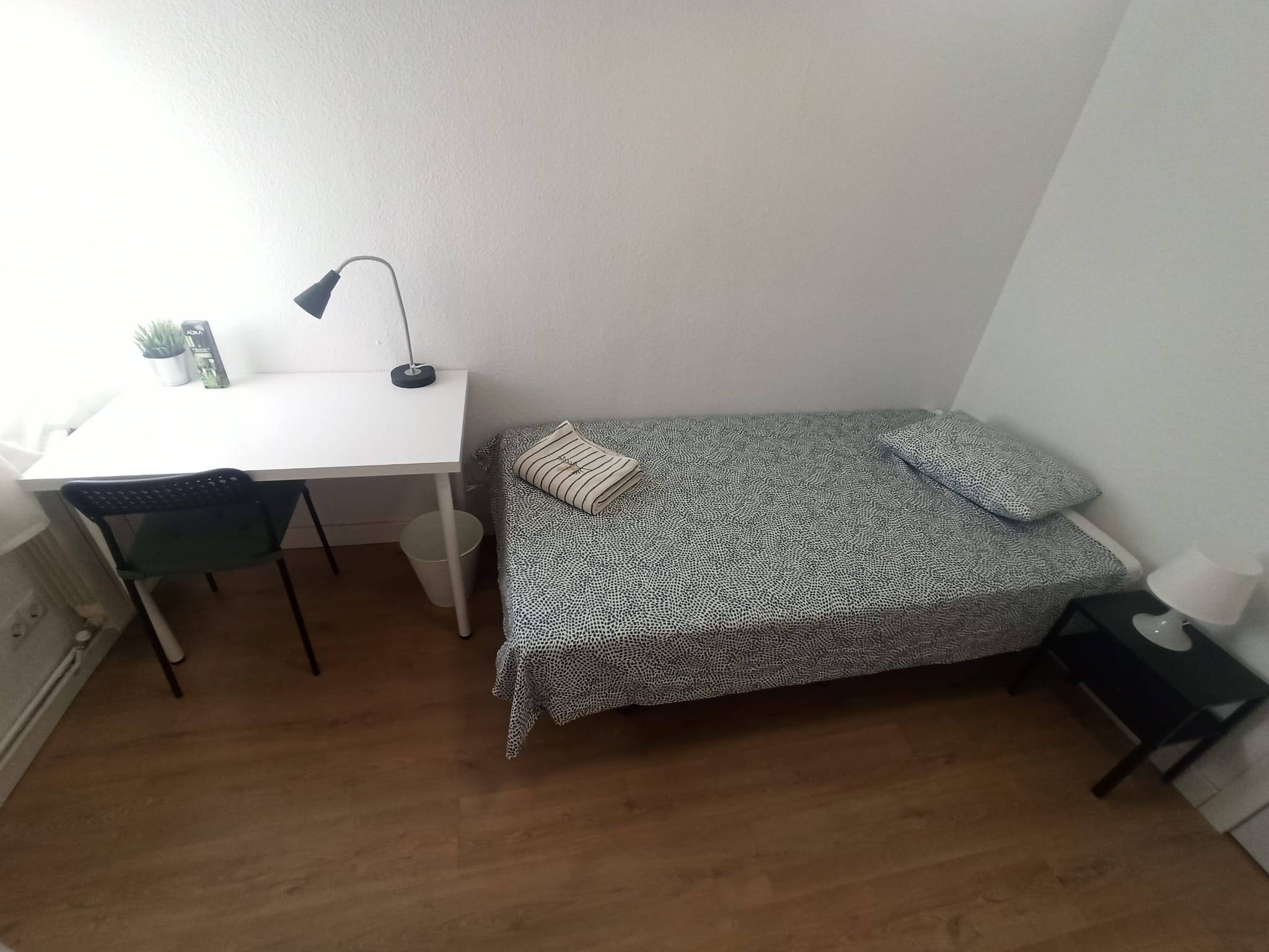 Habitación privada IV en Calle Benalmádena 1/18