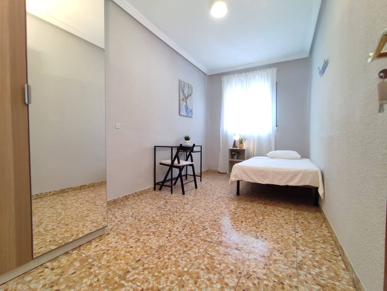 Habitación privada I en Plaza de Corpus Barga 2/36