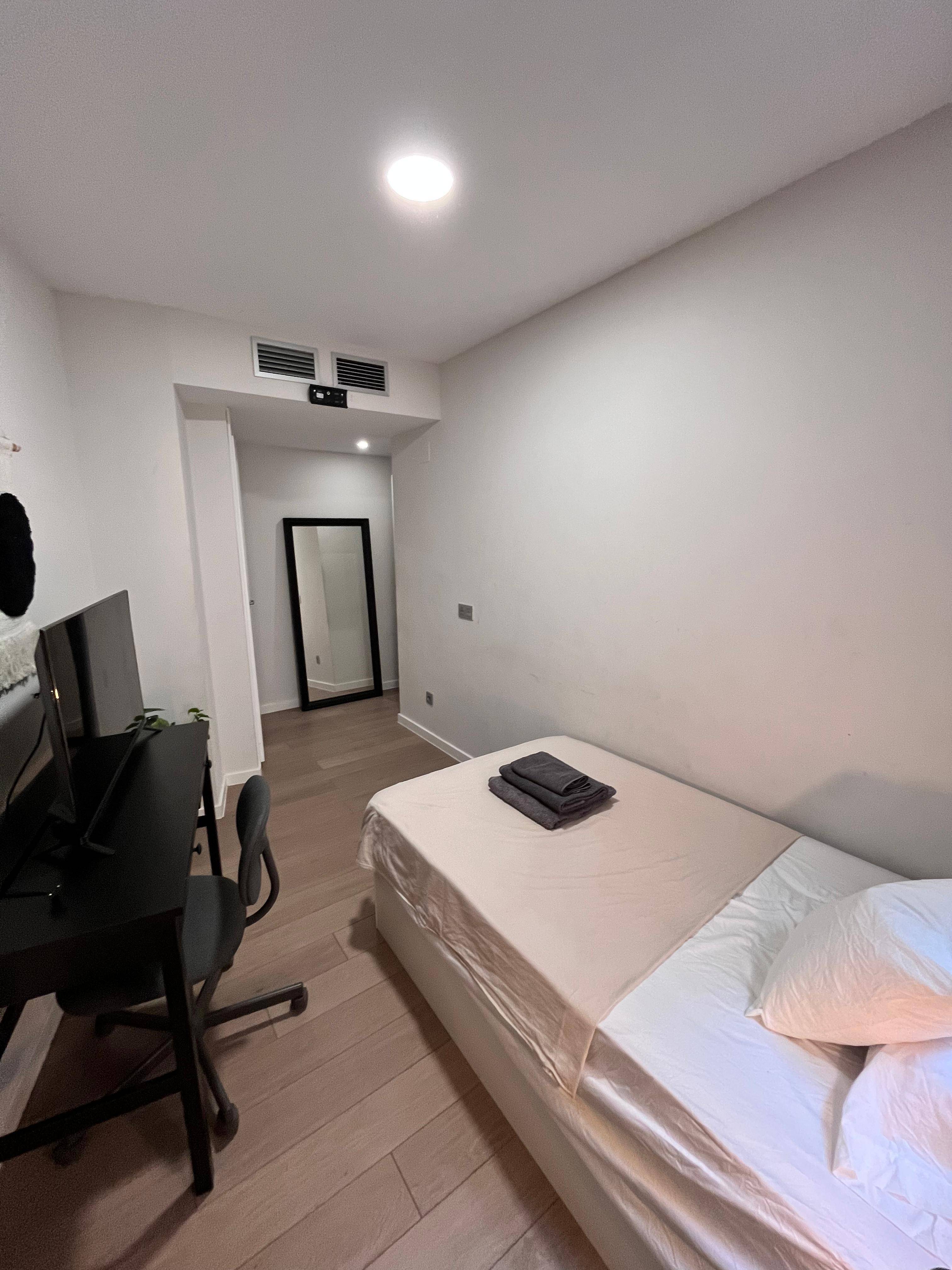 Habitación privada III en Calle de Mira el Sol 2/34