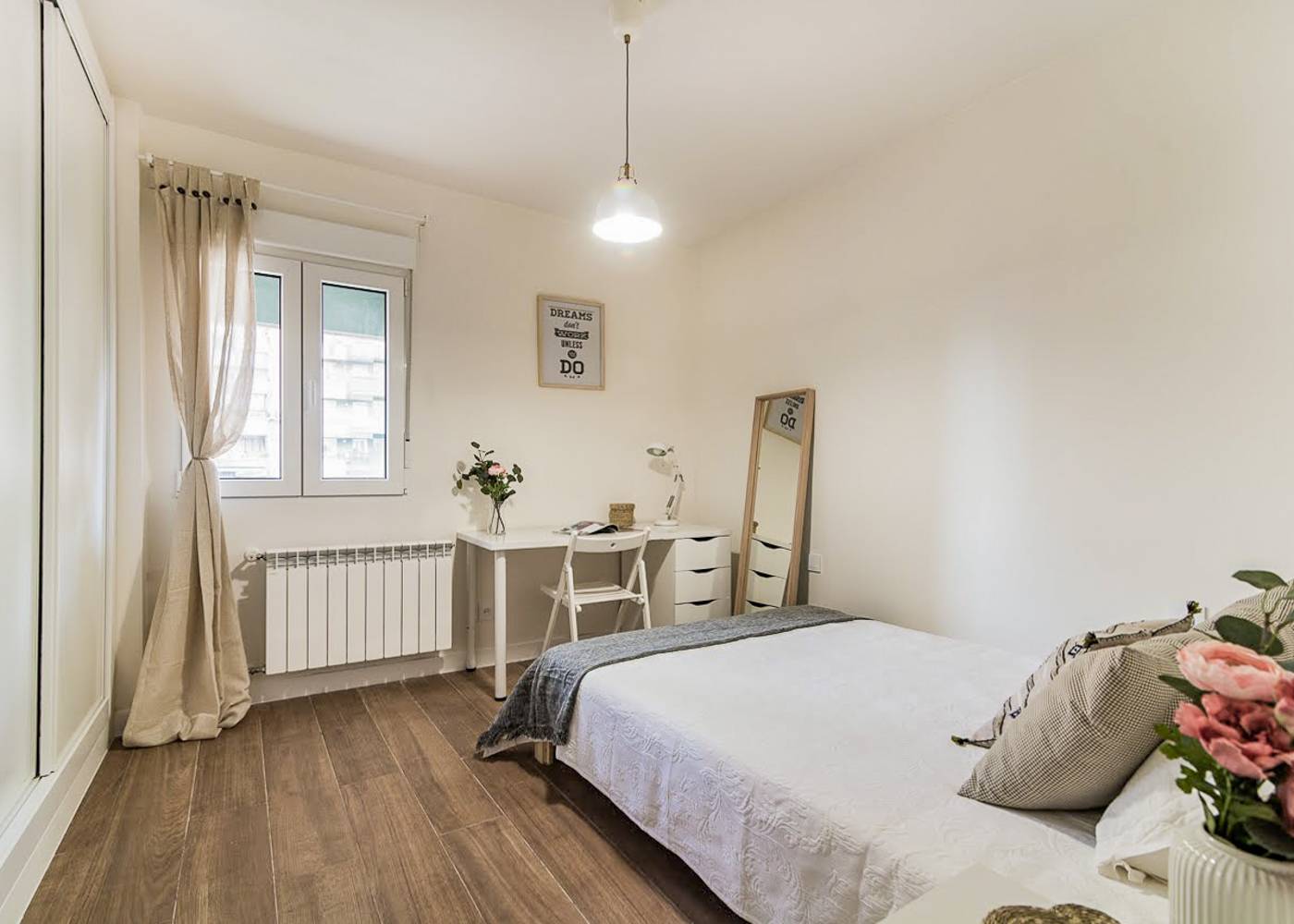 Habitación privada IV en Paseo de la Reina Cristina 2/12