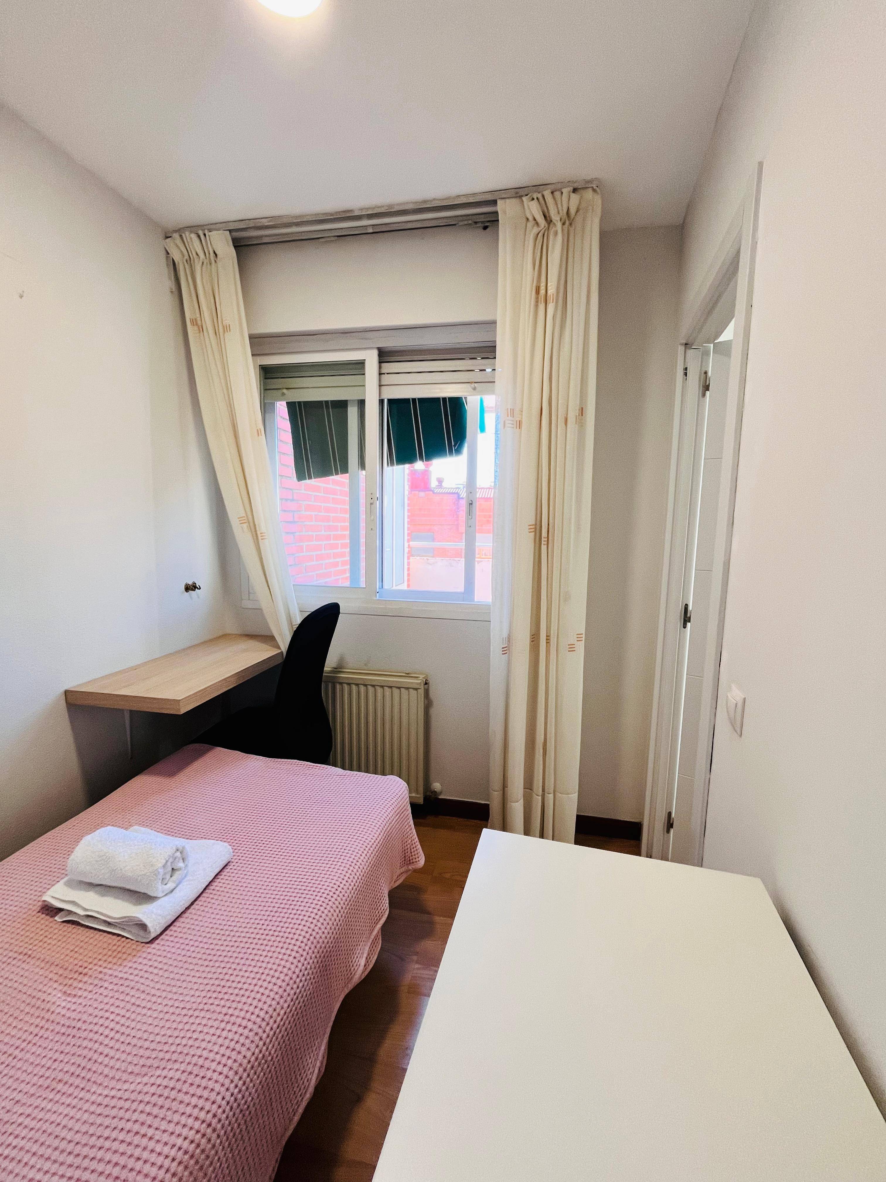 Habitación privada IV en Calle de Marcelina 2/21