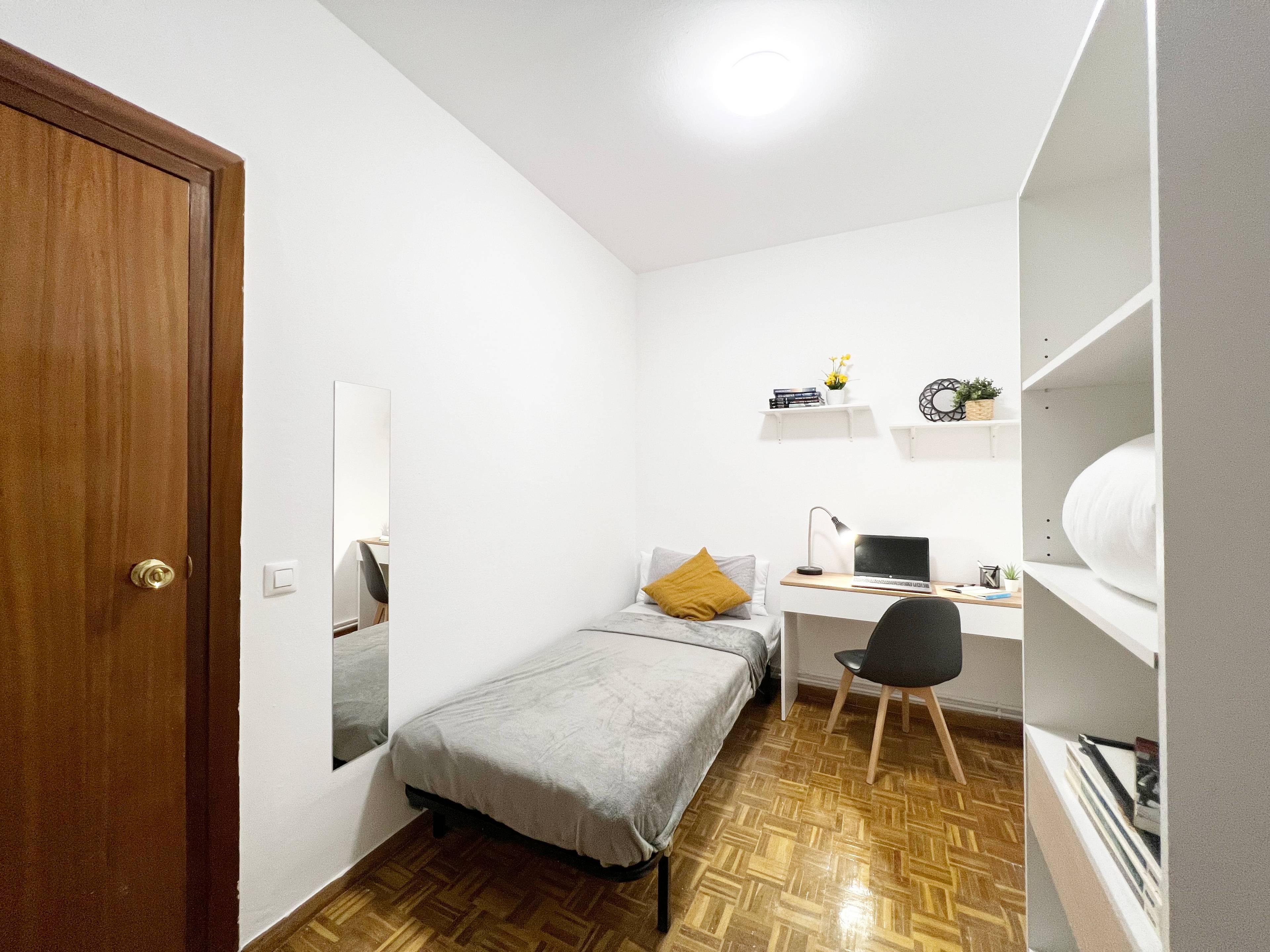 Habitación privada VI en Calle del Dos de Mayo 1/19