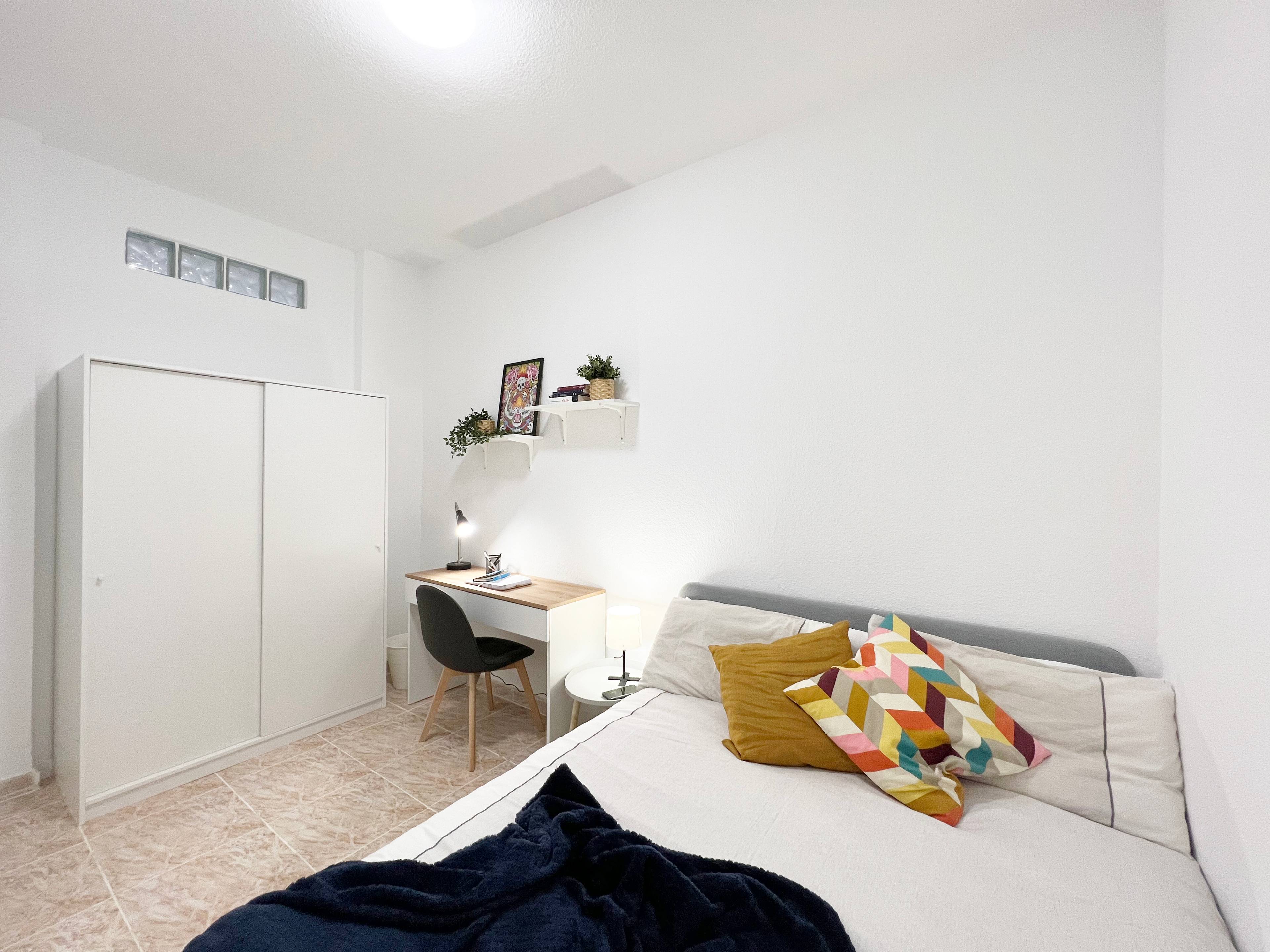 Habitación privada IX en Calle del Dos de Mayo 2/19