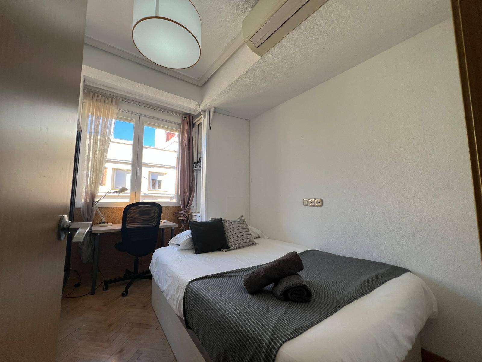 Habitación privada IV en Calle de Fernández de los Ríos 2/21