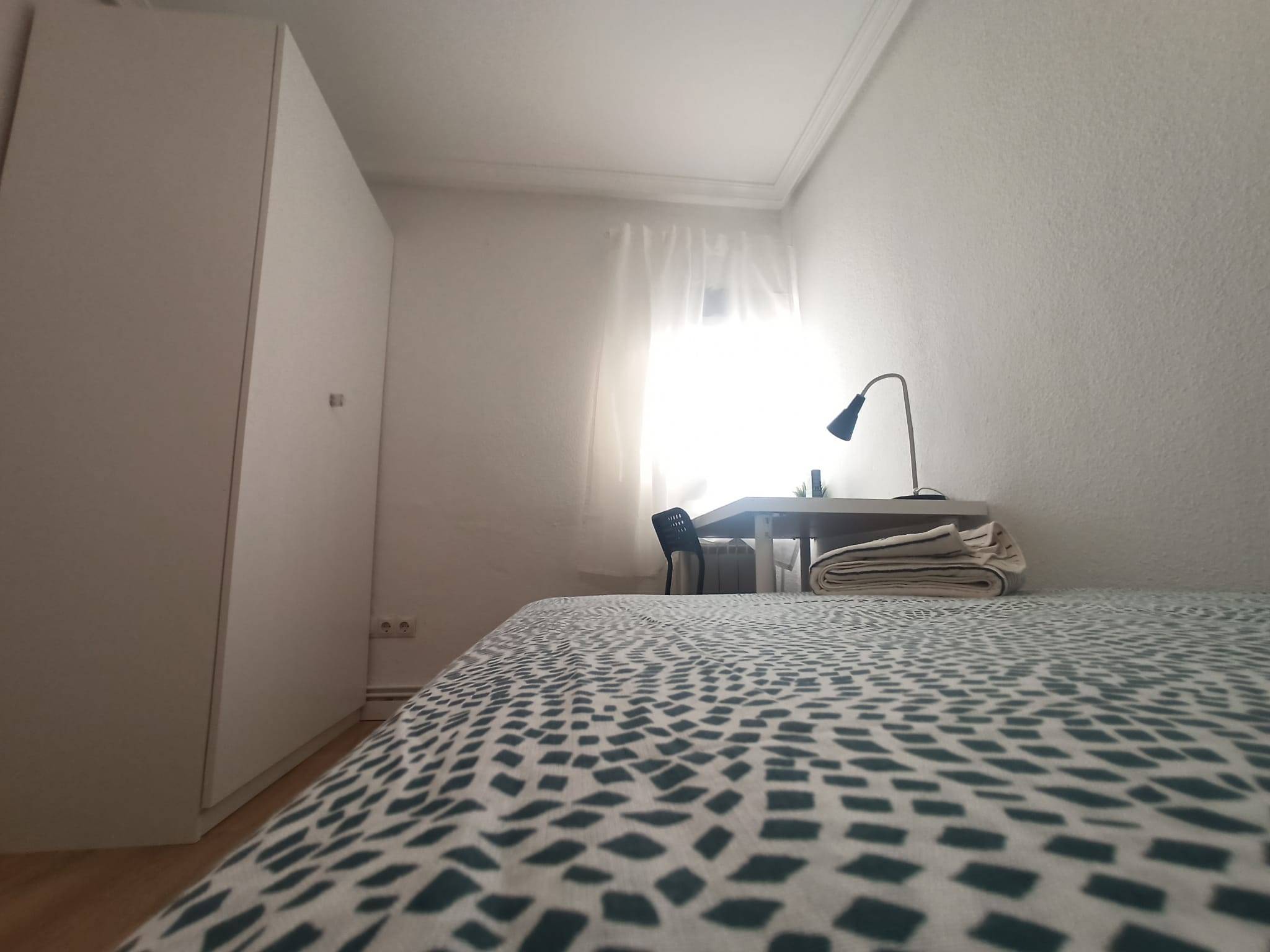 Habitación privada IV en Calle Benalmádena 2/18