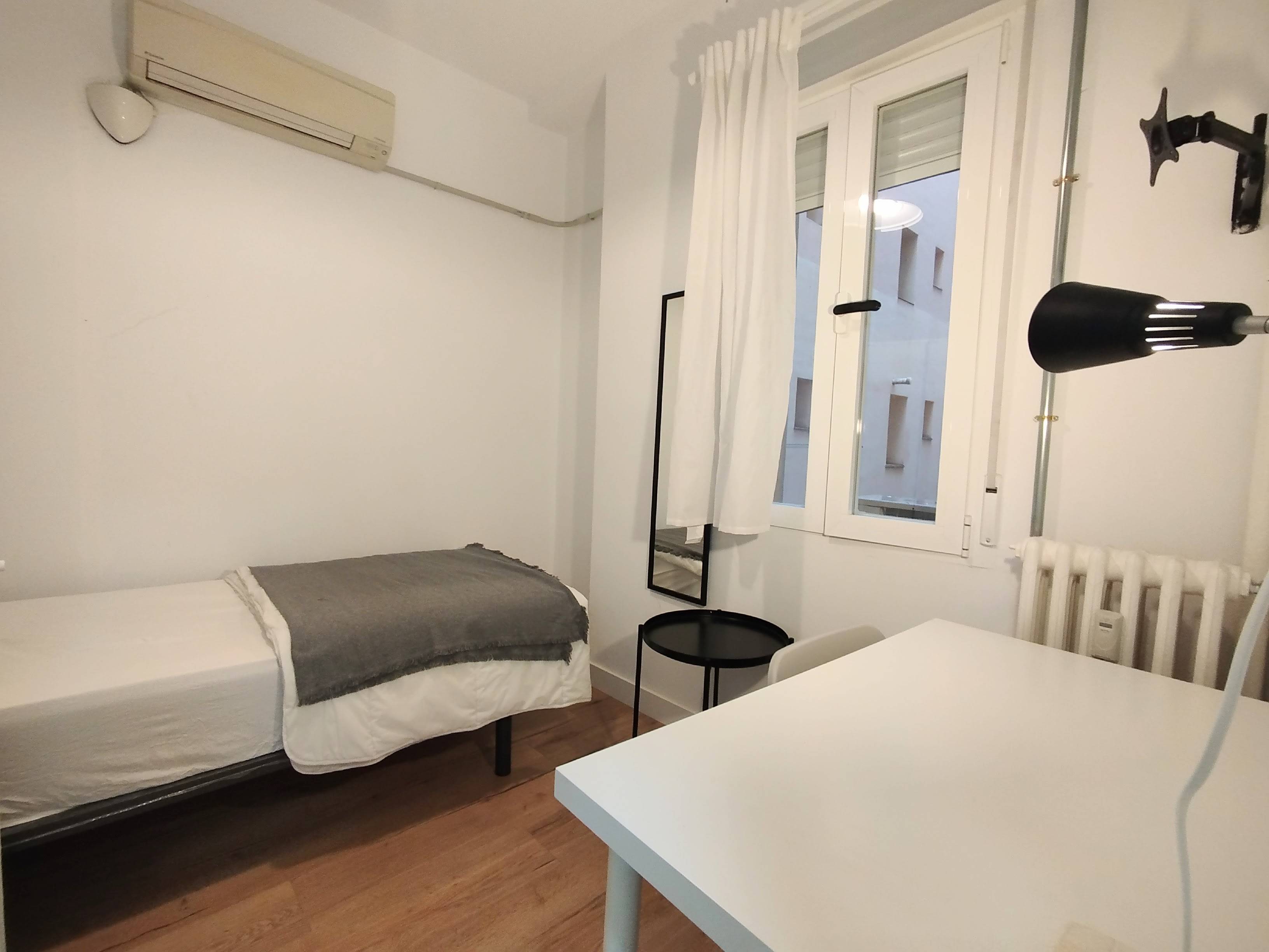 Habitación privada III en Avenida del Mediterráneo 1/18
