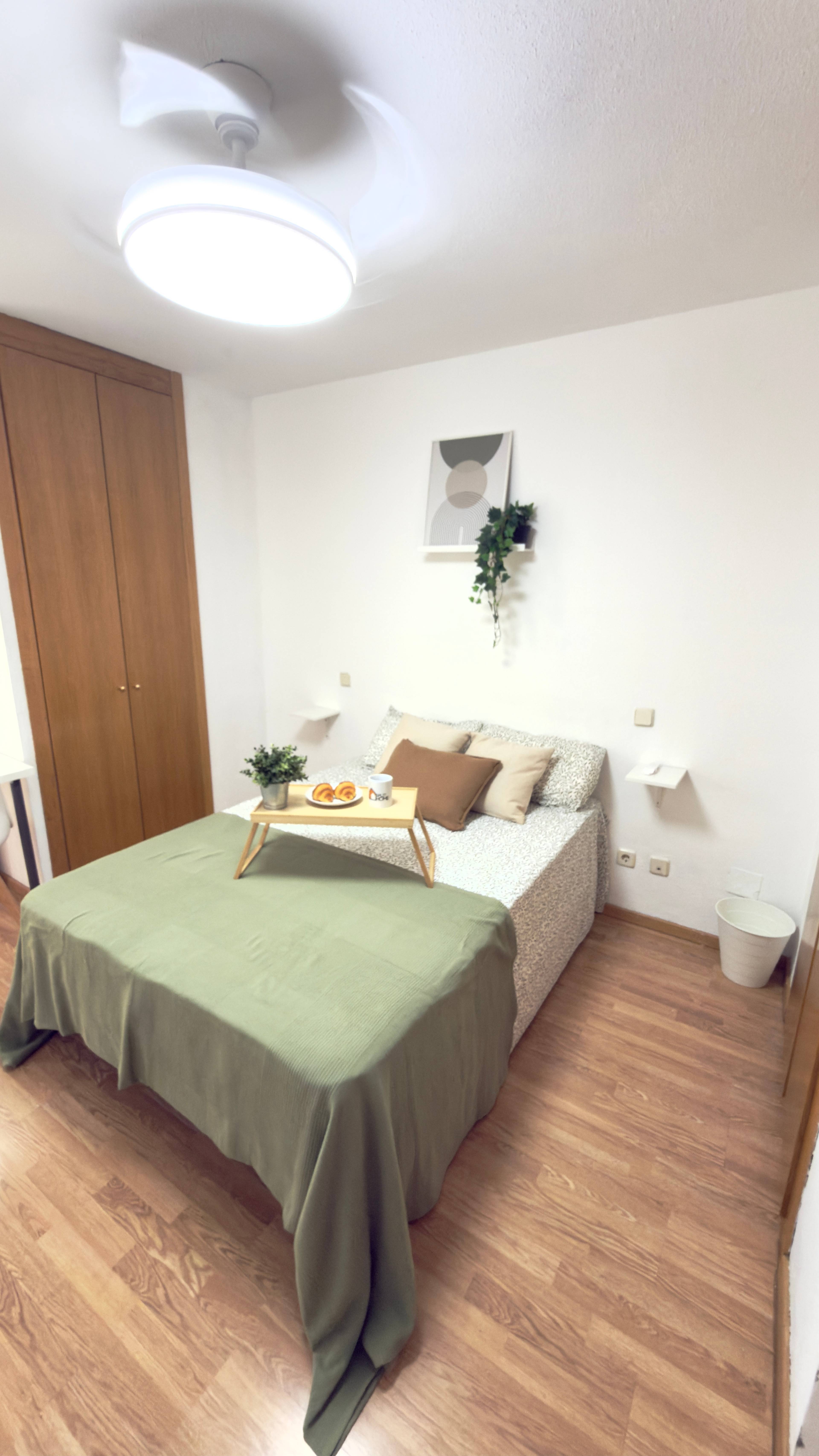 Habitación privada IV en Calle Terradas 1/22